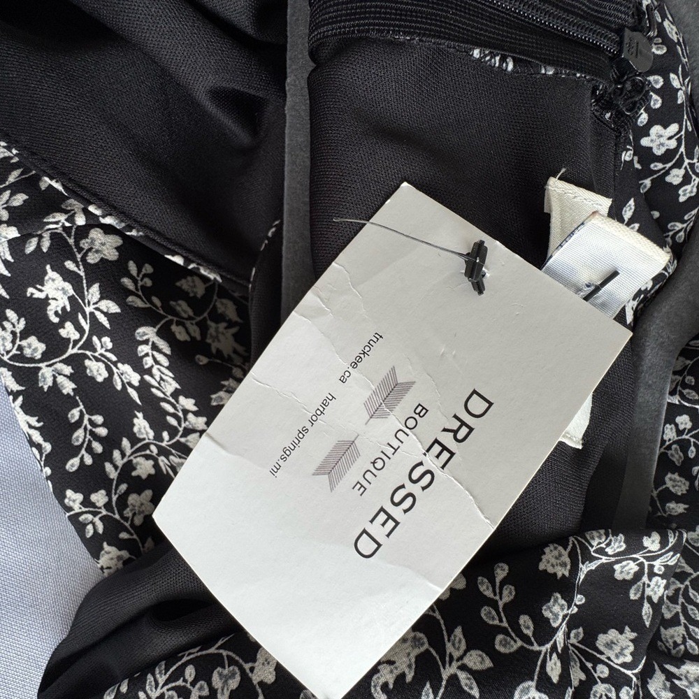 She + Sky Monochrome Floral Romper Size Large - Picture 5 of 7